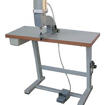 Presse pneumatique pour sertir des oeillets